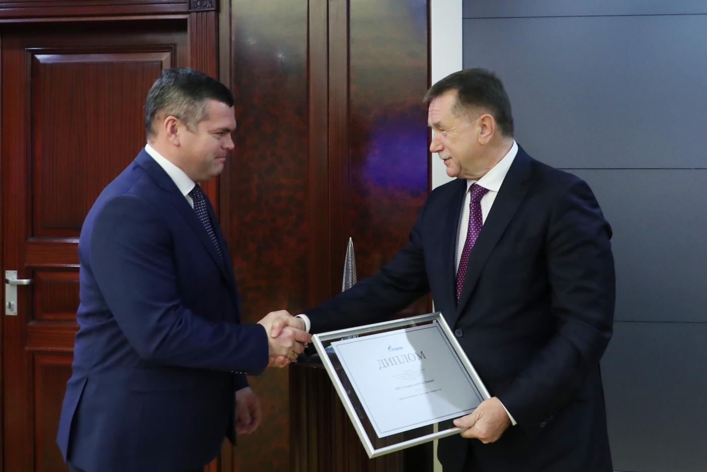 Sergey Khomyakov (rechts) gratulierte dem Generaldirektor der Gazprom Transgaz Samara, Vladimir Subbotin, zur Auszeichnung