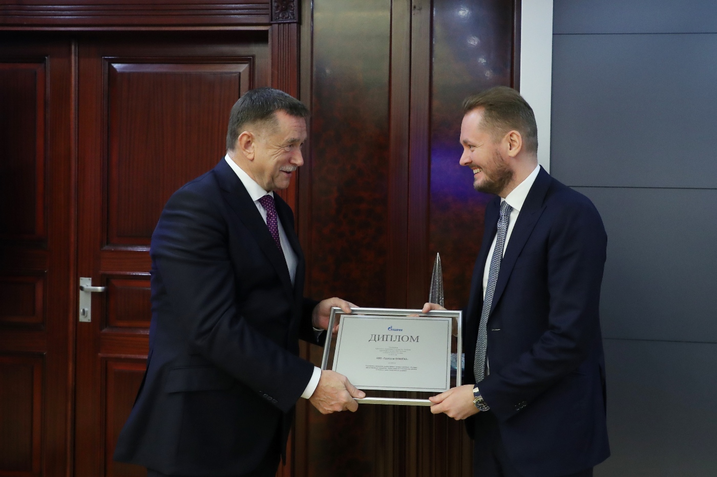 Sergey Khomyakov gratulierte dem Generaldirektor der Gazprom VNIIGAZ, Maxim Nedzvetsky, zur Auszeichnung