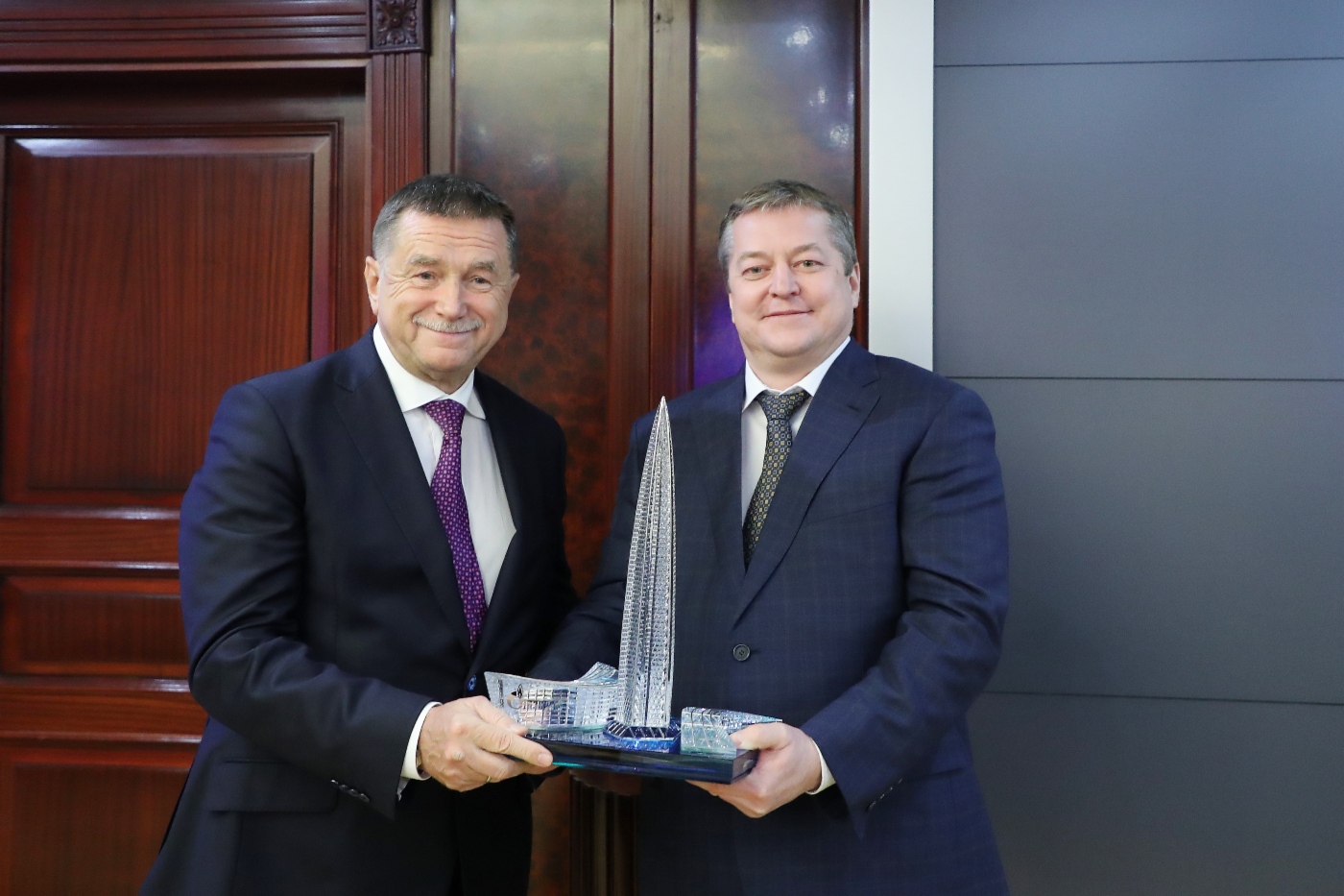 Sergey Khomyakov gratulierte dem Generaldirektor der Severneftegazprom, Vladimir Dmitruk, zum Gewinn des Wettbewerbs