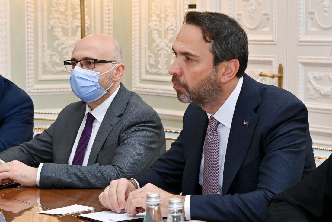 In Sankt Petersburg fand ein
Arbeitstreffen zwischen Alexey Miller und
dem stellvertretenden Minister für
Energie und Naturressourcen der
Republik Türkei, Alparslan Bayraktar,
sowie dem Aufsichtsratsvorsitzenden und
Generaldirektor der BOTAS, Burhan
Ozcan, statt