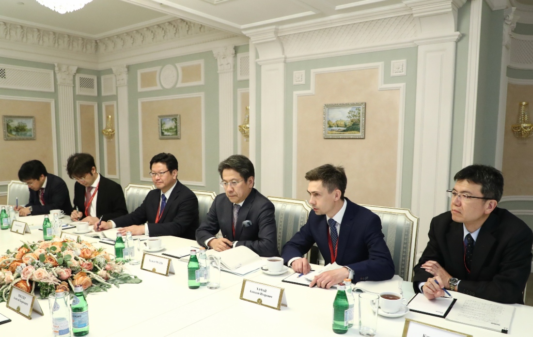 Arbeitstreffen zwischen dem CEO und Executive Managing Director der Japan Bank for International Cooperation (JBIC), Tadashi Maeda (Dritter von rechts), und Alexey Miller im Rahmen des Petersburger Internationalen Wirtschaftsforums 2018