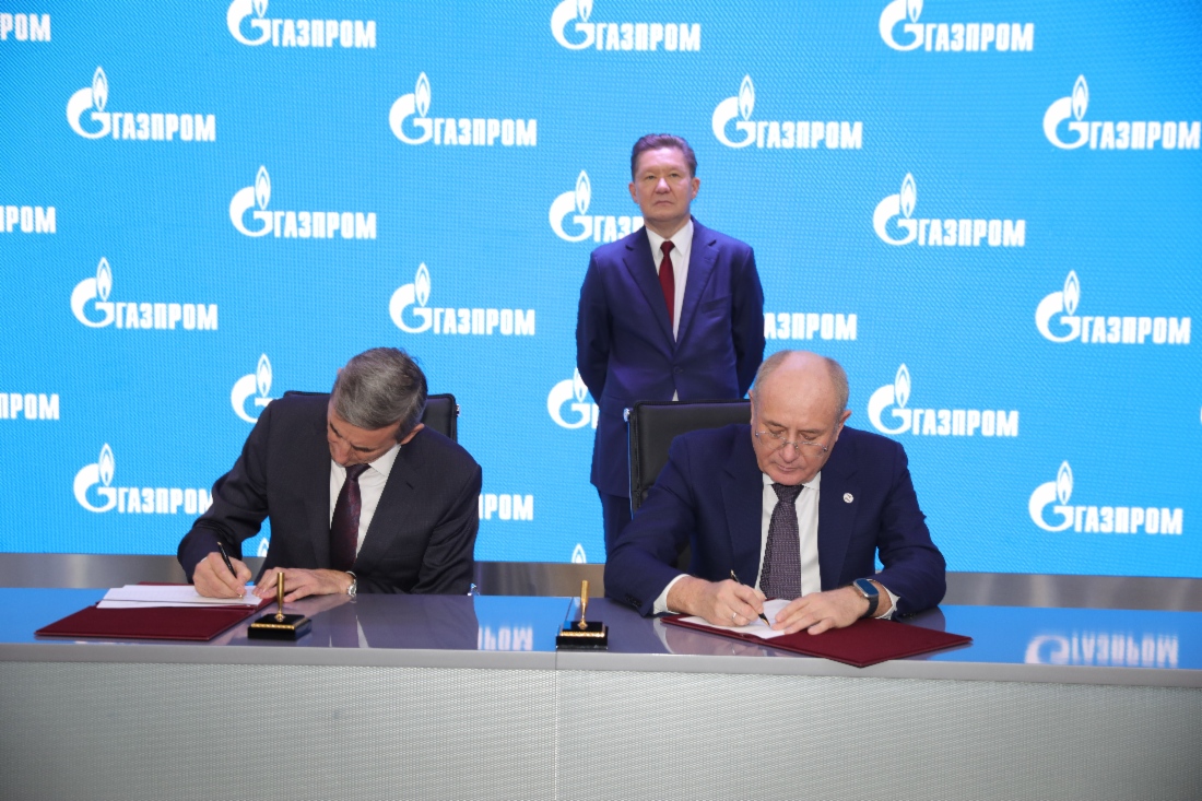 Sergey Kharlashkin, stellvertretender
Regierungsvorsitzender des
Verwaltungsgebietes Leningrad für
Verkehr und Brennstoff- und
Energiekomplex, und Vitaly Markelov