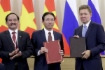 Alexey Miller (rechts), der CEO und Member of the Board of Directors der PetroVietnam, Nguyen Vu Truong Son (Mitte), und der stellvertretende Vorsitzende des Volkskomitees der Provinz Quang Tri, Nguyen Quan Chinh (links), unterzeichneten in Sotschi ein Memorandum über die Roadmap zur Umsetzung des integrierten Projekts „Ausbeute der Lagerstätte Bao Vang – Bau eines Kraftwerkes in der Provinz Quang Tri“. Foto: TASS