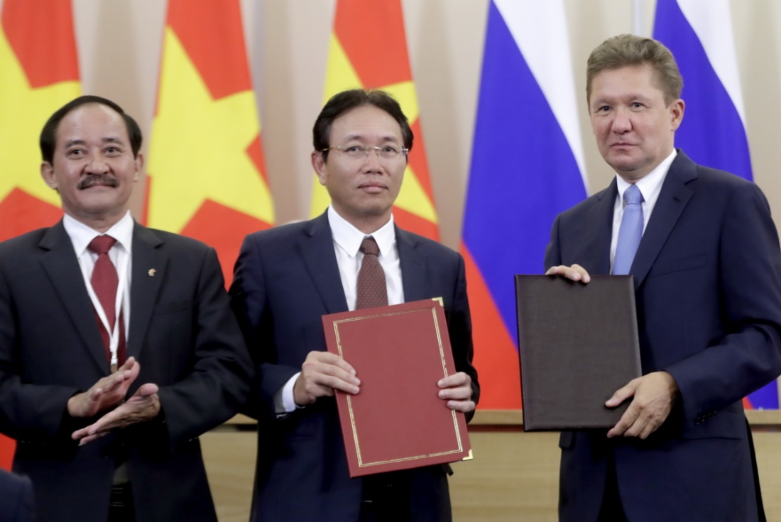 Alexey Miller (rechts), der CEO und Member of the Board of Directors der PetroVietnam, Nguyen Vu Truong Son (Mitte), und der stellvertretende Vorsitzende des Volkskomitees der Provinz Quang Tri, Nguyen Quan Chinh (links), unterzeichneten in Sotschi ein Memorandum über die Roadmap zur Umsetzung des integrierten Projekts „Ausbeute der Lagerstätte Bao Vang – Bau eines Kraftwerkes in der Provinz Quang Tri“. Foto: TASS