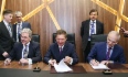 Alexey Miller (in der Mitte), der CEO der Edison SpA und Vizepräsident der EDF Group, Marc Benayoun (rechts), und der CEO der DEPA SA, Theodoros Kitsakos (links), unterzeichneten im Rahmen des Petersburger Internationalen Wirtschaftsforums 2017 ein Abkommen über Zusammenarbeit