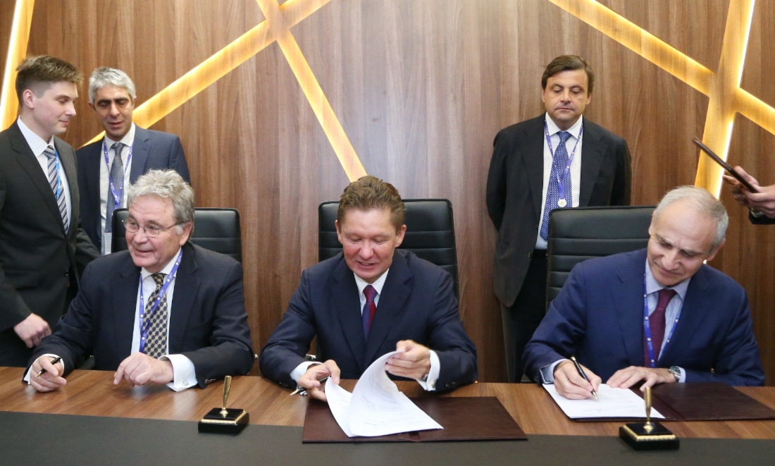 Alexey Miller (in der Mitte), der CEO der Edison SpA und Vizepräsident der EDF Group, Marc Benayoun (rechts), und der CEO der DEPA SA, Theodoros Kitsakos (links), unterzeichneten im Rahmen des Petersburger Internationalen Wirtschaftsforums 2017 ein Abkommen über Zusammenarbeit