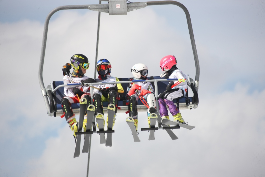 In Krasnaja Poljana maßen Kinder beim Alpinsport-Wettbewerb „Starts der Hoffnungen“ ihre Kräfte