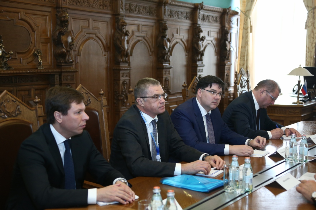 Alexander Medvedev (Zweiter v. l.) während des Treffens mit Milorad Dodik im Rahmen des Internationalen Wirtschaftsforums 2014 in Sankt Petersburg