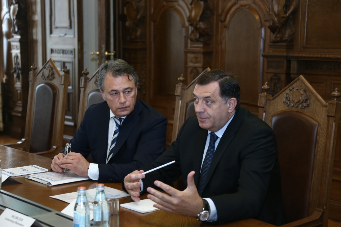 Milorad Dodik (rechts) während des Treffens mit Alexander Medvedev im Rahmen des Internationalen Wirtschaftsforums 2014 in Sankt Petersburg