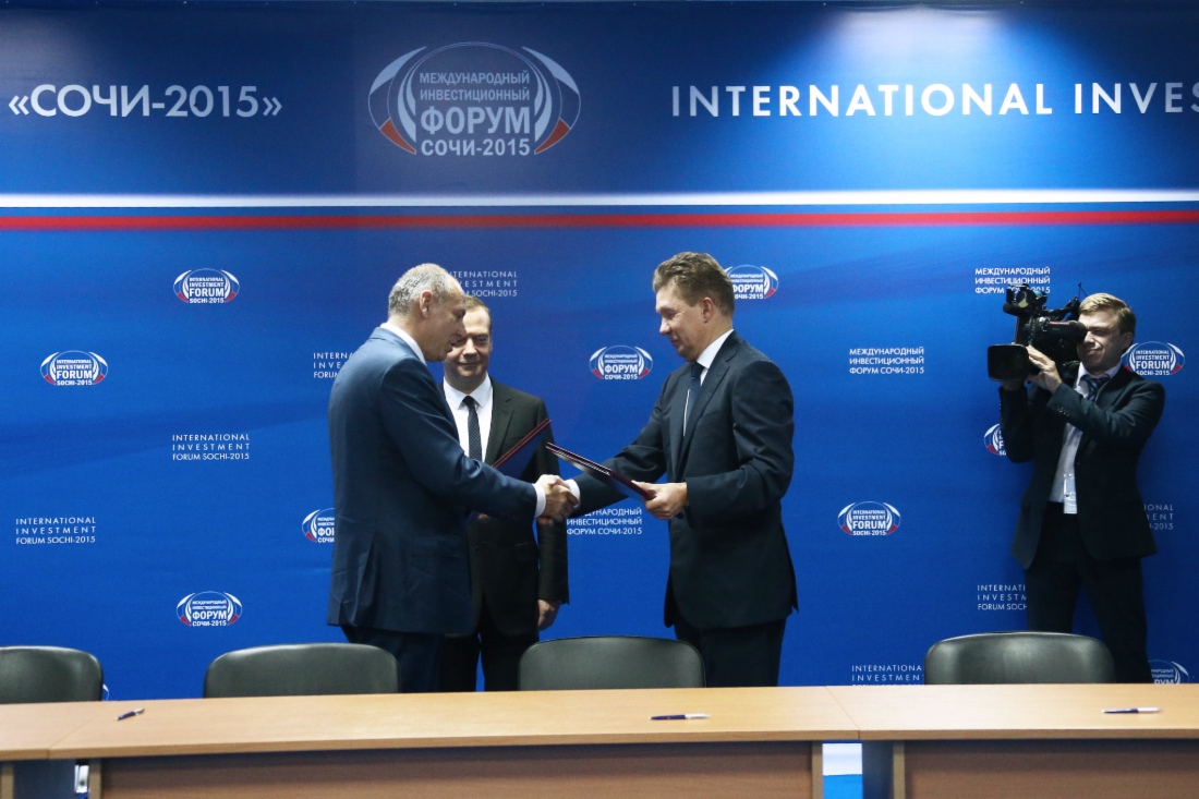 Im Rahmen des XIV. Internationalen Investitionsforums Sotschi 2015 unterzeichnete Alexey Miller (rechts) im Beisein des Ministerpräsidenten der Russischen Föderation Dmitry Medvedev einen Vertrag mit Dmitry Pumpyansky (links)