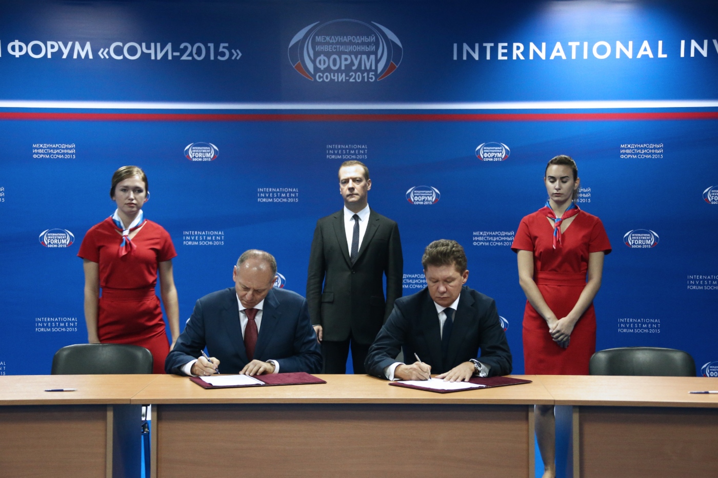 Im Rahmen des XIV. Internationalen Investitionsforums Sotschi 2015 unterzeichnete Alexey Miller (rechts) im Beisein von Dmitry Medvedev einen Vertrag mit Dmitry Pumpyansky (links)