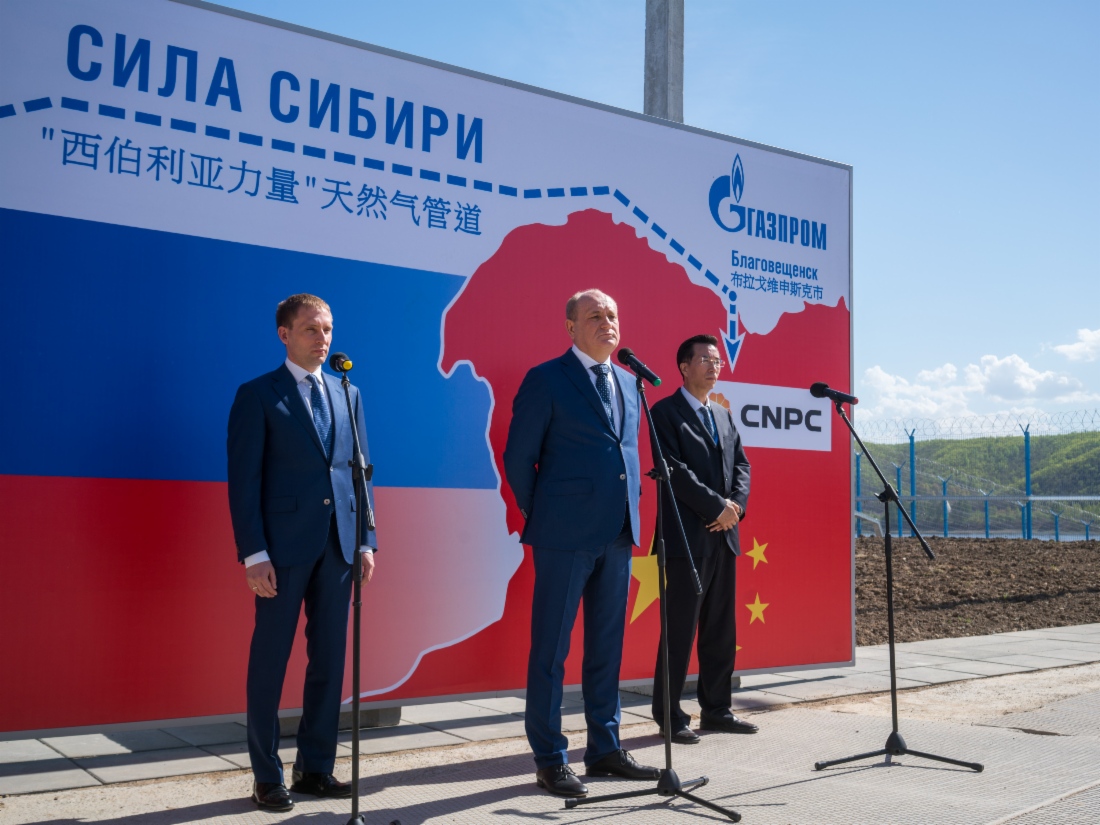 Alexander Kozlov, Gouverneur des Verwaltungsgebietes Amur, Vitaly Markelov und Wang Dongjin, Vizepräsident der CNPC, nahmen an der feierlichen Eröffnung des provisorischen beiderseitigen Checkpoints an der russisch-chinesischen Staatsgrenze für das Baupersonal der Flussunterquerung der Power of Siberia teil