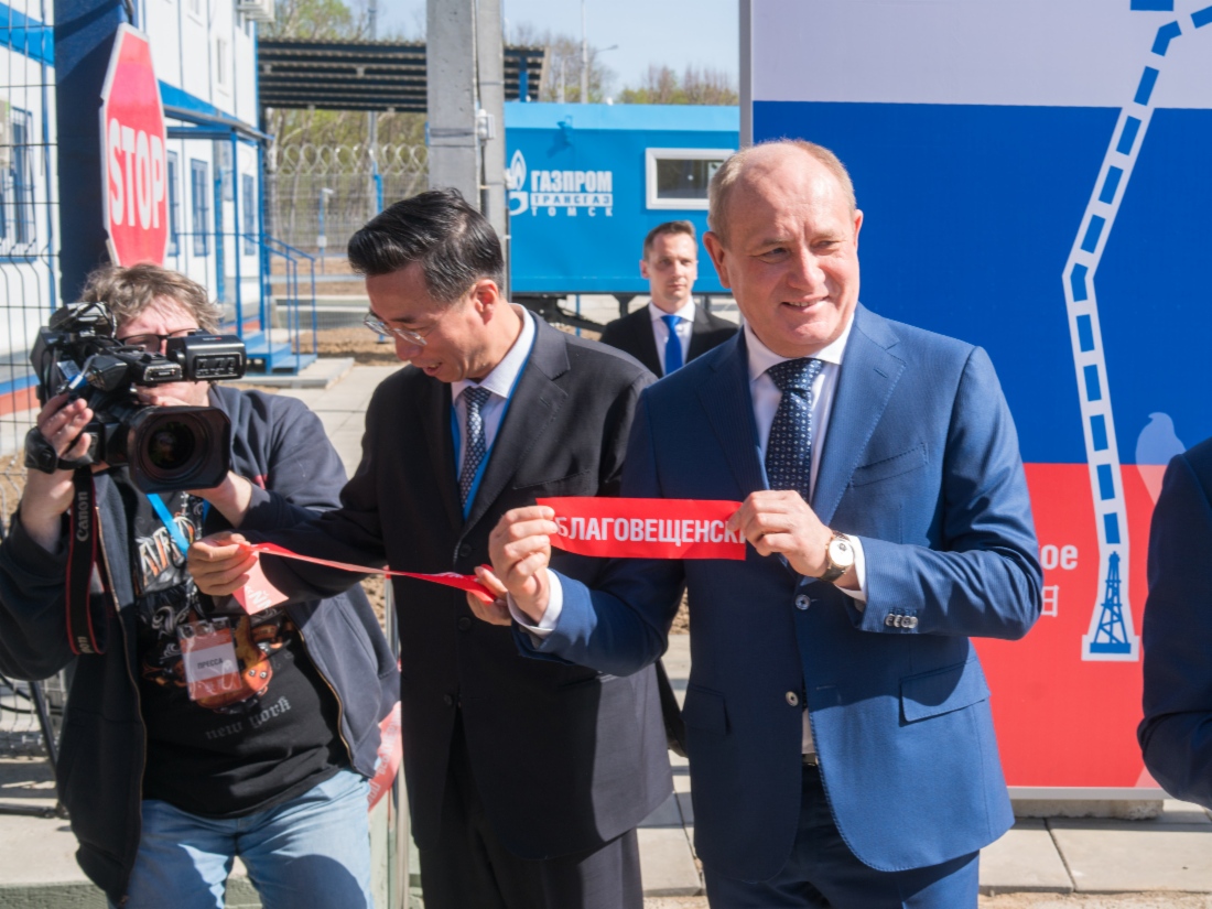 Wang Dongjin, Vizepräsident der CNPC, und Vitaly Markelov nahmen an der feierlichen Eröffnung des provisorischen beiderseitigen Checkpoints an der russisch-chinesischen Staatsgrenze für das Baupersonal der Flussunterquerung der Power of Siberia teil