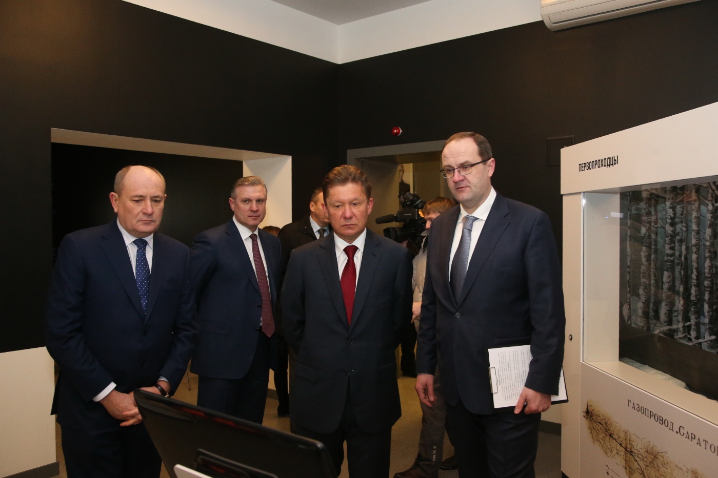 Vitaly Markelov, Vyacheslav Mikhalenko und Alexey Miller bei der Besichtigung der Exposition
