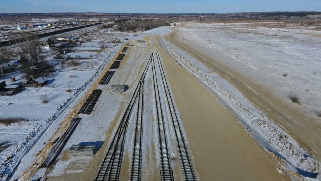Der Bau der Eisenbahnbrücke für Güterlieferungen an das Gasverarbeitungswerk Amur begann