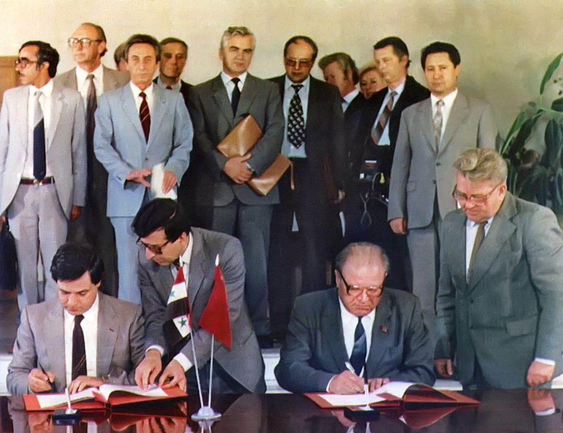 Unterzeichnung des Abkommens zur Leistung von Arbeiten für die Ausbeute von Ölfeldern im Irak in der Umgebung von Basra. Moskau, Ministerium für Erdölindustrie, 1985