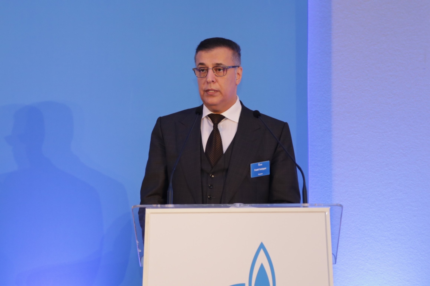 Famil Sadygov während seines Vortrags am Investorentag der Gazprom in London