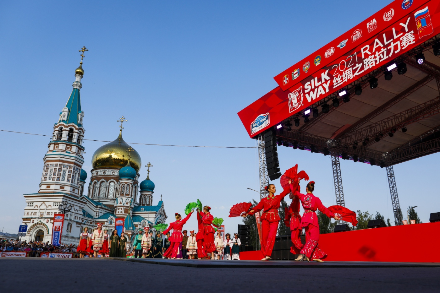 Feierlicher Start der Wettfahrt in Omsk. Foto: Frédéric Le Floc'h /DPPI (silkwayrally.com)