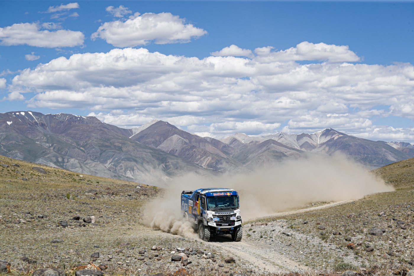Dmitry Sotnikov, Ruslan Akhmadeev und Ilgiz Akhmetzianov, Preisträger der Silk Way Rally 2021 in der Kategorie Lastwagen. Foto: Frédéric Le Floc'h /DPPI (silkwayrally.com)