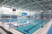 Großes Schwimmbecken im Sport- und Gesundheitskomplex in Tichwin