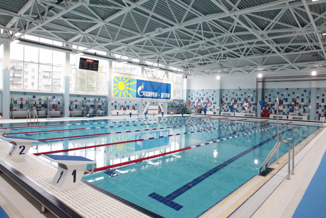 Großes Schwimmbecken im Sport- und Gesundheitskomplex in Tichwin
