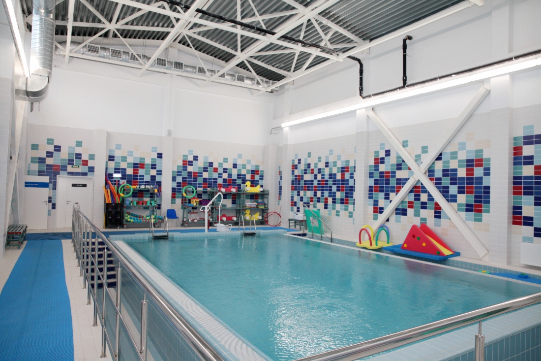 Kleines Schwimmbecken im Sport- und Gesundheitskomplex in Tichwin