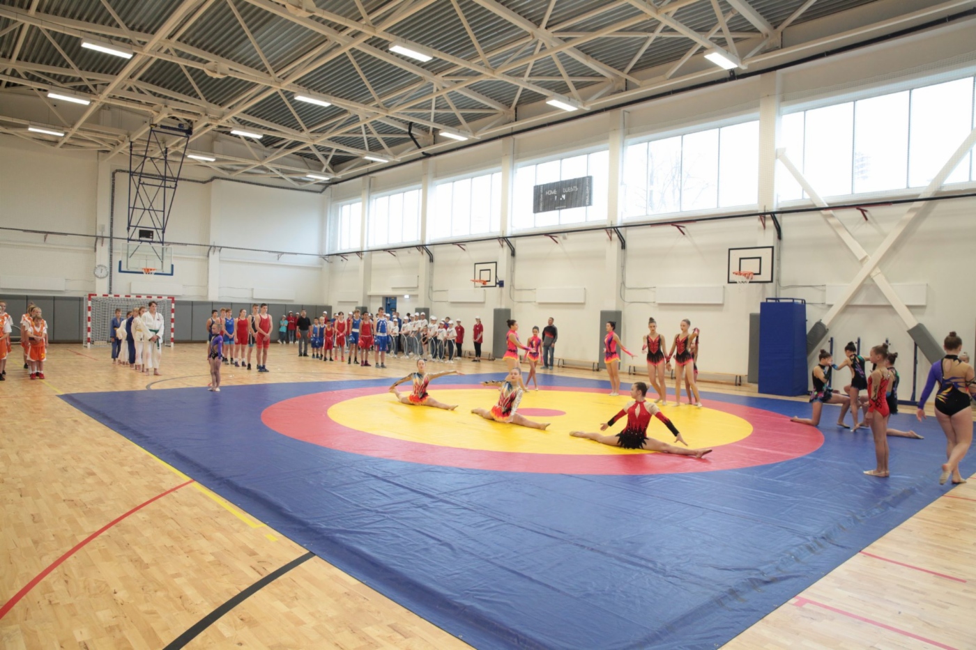 Feierliche Eröffnung des Sportkomplexes in Tichwin