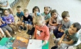 Bibliotheksmitarbeiter machten Kinder in einer speziellen Unterrichtsstunde mit neuen Veröffentlichungen vertraut