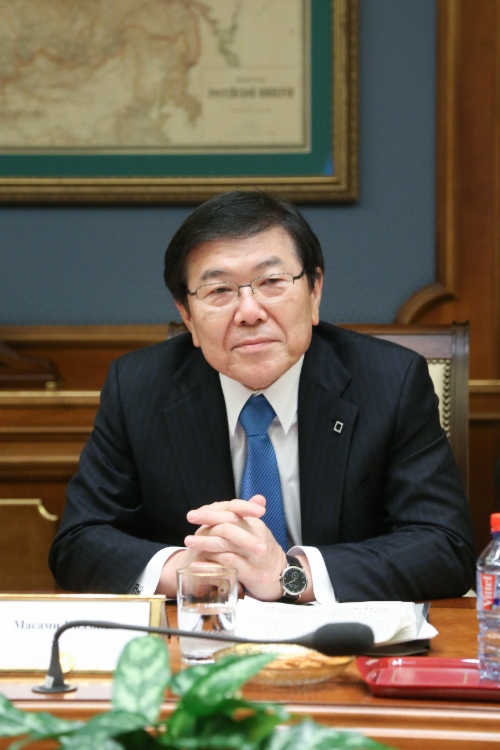 Masami Iijima, Representative Director und Aufsichtsratsvorsitzender der Mitsui & Co., Ltd., während des Treffens mit Alexey Miller