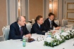 Vitaly Markelov, stellvertretender Vorstandsvorsitzender der PAO Gazprom, Alexey Miller und Pavel Krylov, Departmentleiter, während des Treffens mit Leitern der Rohrunternehmen