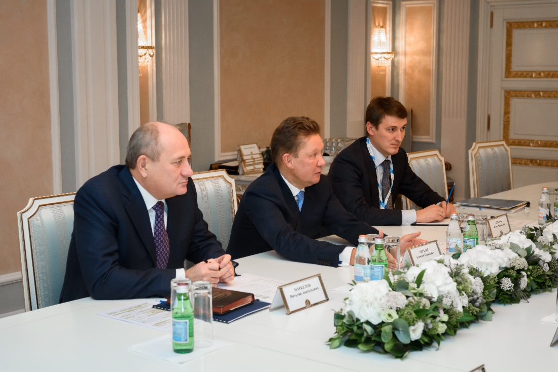 Vitaly Markelov, stellvertretender Vorstandsvorsitzender der PAO Gazprom, Alexey Miller und Pavel Krylov, Departmentleiter, während des Treffens mit Leitern der Rohrunternehmen