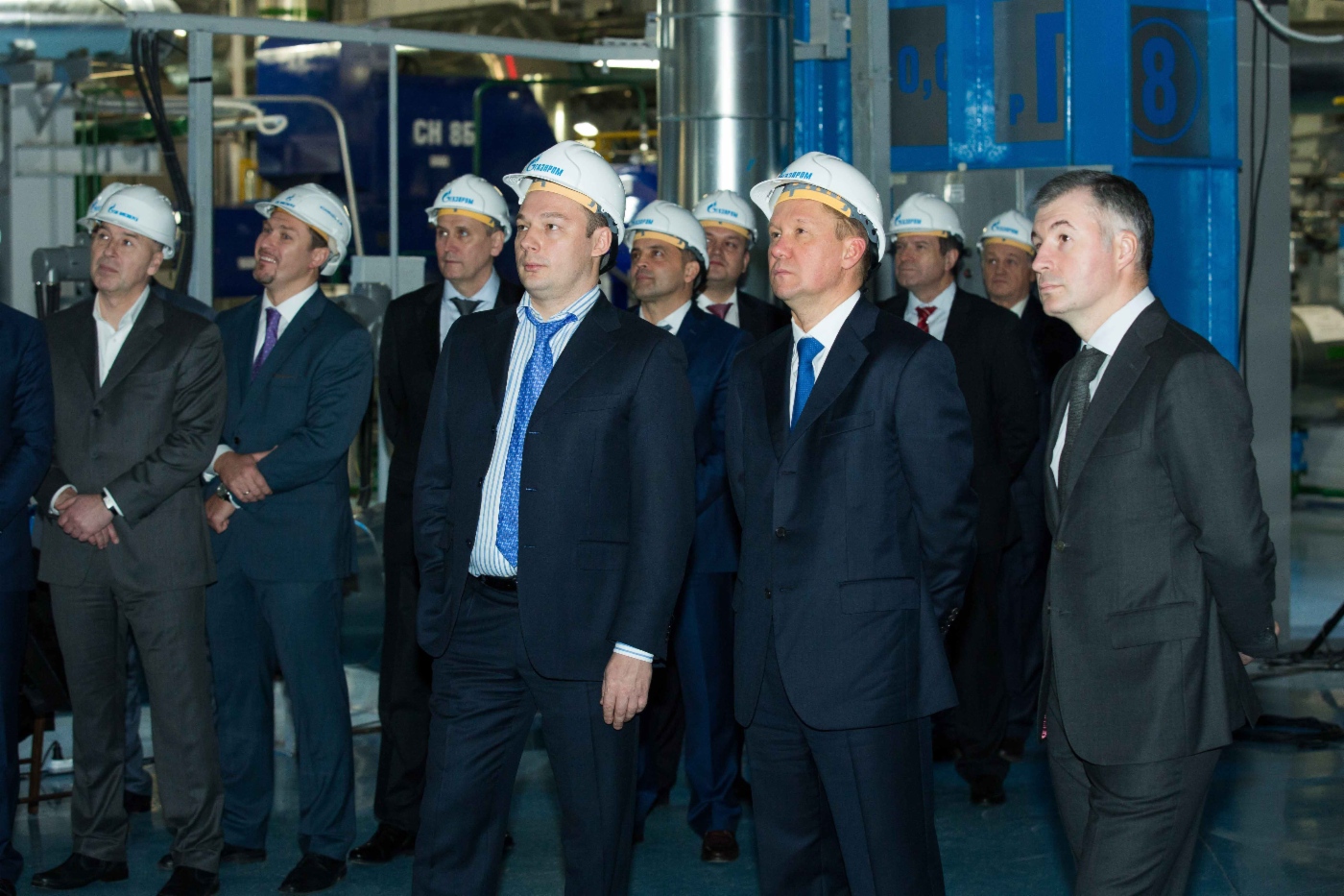 Von rechts nach links – Kirill Seleznev, Alexey Miller und Denis Fyodorov während der Besichtigung des neuen Gas-und-Dampf-Energieblocks