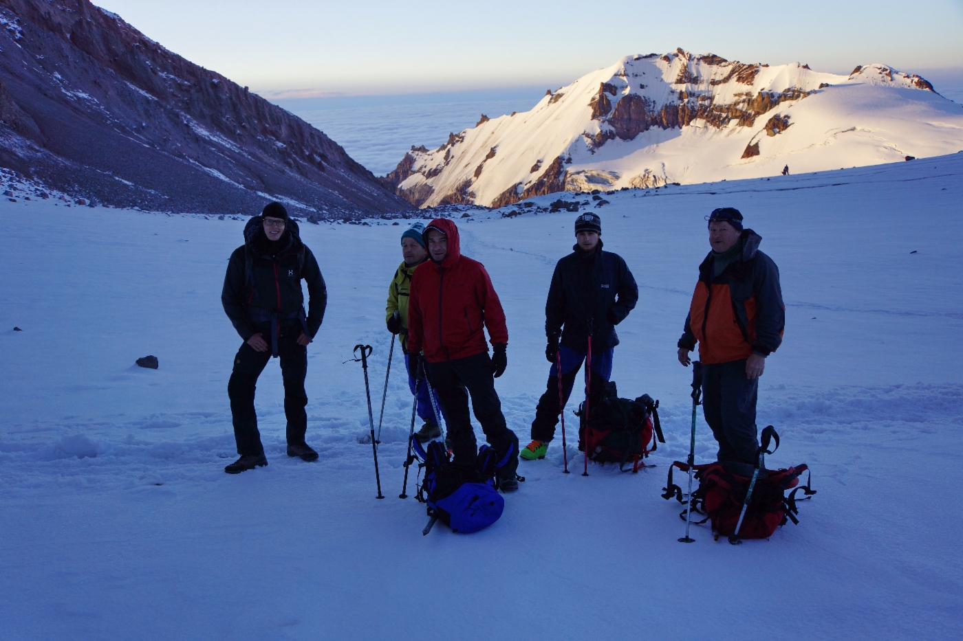 Halt zum Anlegen der Eisnägel – weiter ist morgendlich harter Firn auf steilen Hängen zu erwarten. Shamil Khalilov (zweiter von links), Eduard Bagduyev (in der Mitte), Yevgeny Pashuk (rechts)