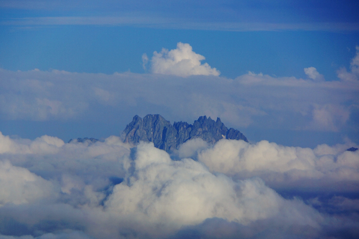 Gebirgsmassiv Tschauchi in einem Durchblick zwischen den Wolken. Scheinbar ganz nahe, in Wirklichkeit aber sehr weit, jenseits der Darialschlucht