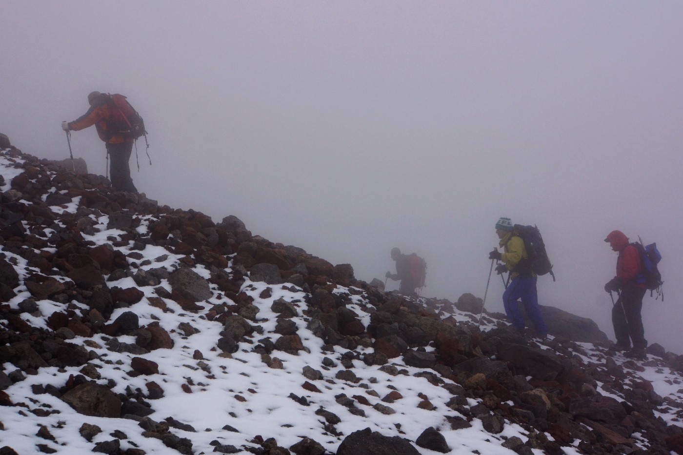 Akklimatisierung im Nebel. Auf schöneres Wetter und bessere Sicht warten hieße nur Zeit verlieren