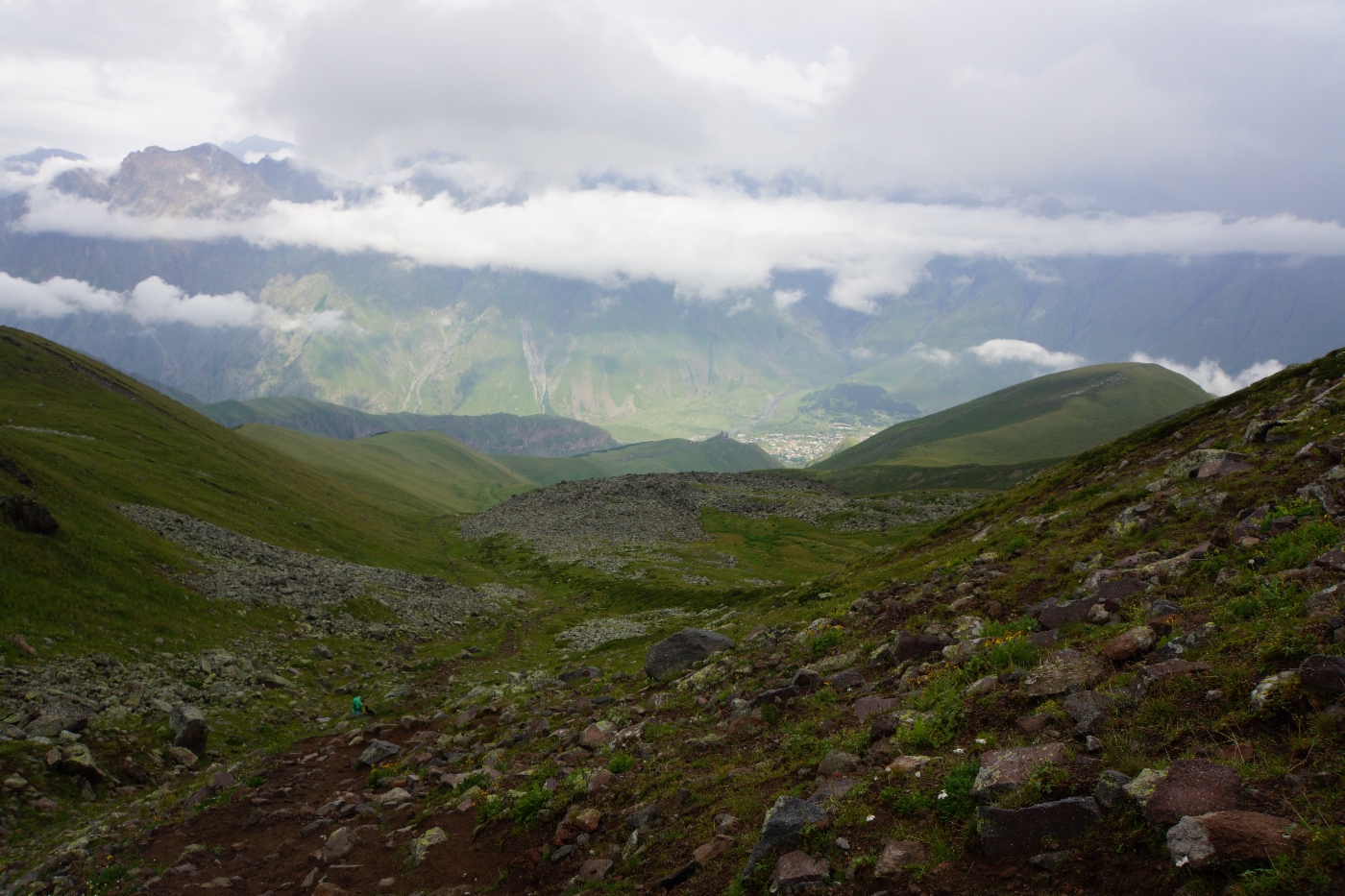 Gebirgslandschaft. Blick vom Pfad auf die Darialschlucht und Stepanzminda