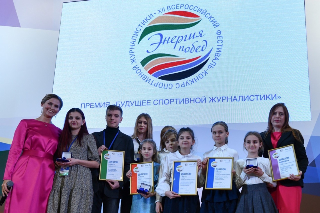 Von links nach rechts: Alla Shishkina, russische Synchronschwimmerin, mehrfache Gewinnerin der Welt- und Europameisterschaften, Olympiasiegerin und European-Champions-Cup-Besitzerin, Darya Taskaeva, Mark Drozdov, Maria Zakharova, Miroslava Miroshnichenko und Siegerteam des Medienkanals „Awrora“