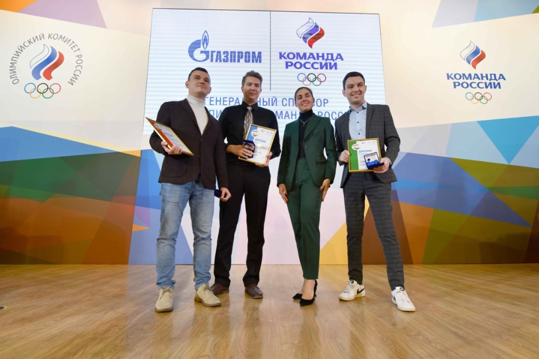 Von links nach rechts: Stanislav Redikultsev, Nikita Boriskin (vertritt Sergey Novoselov bei der Preisverleihung), Sofia Pozdniakova, zweimalige Olympiasiegerin und zweifache Gewinnerin der Welt- und Europameisterschaften im Säbelfechten, und Vladislav Gurdzhi
