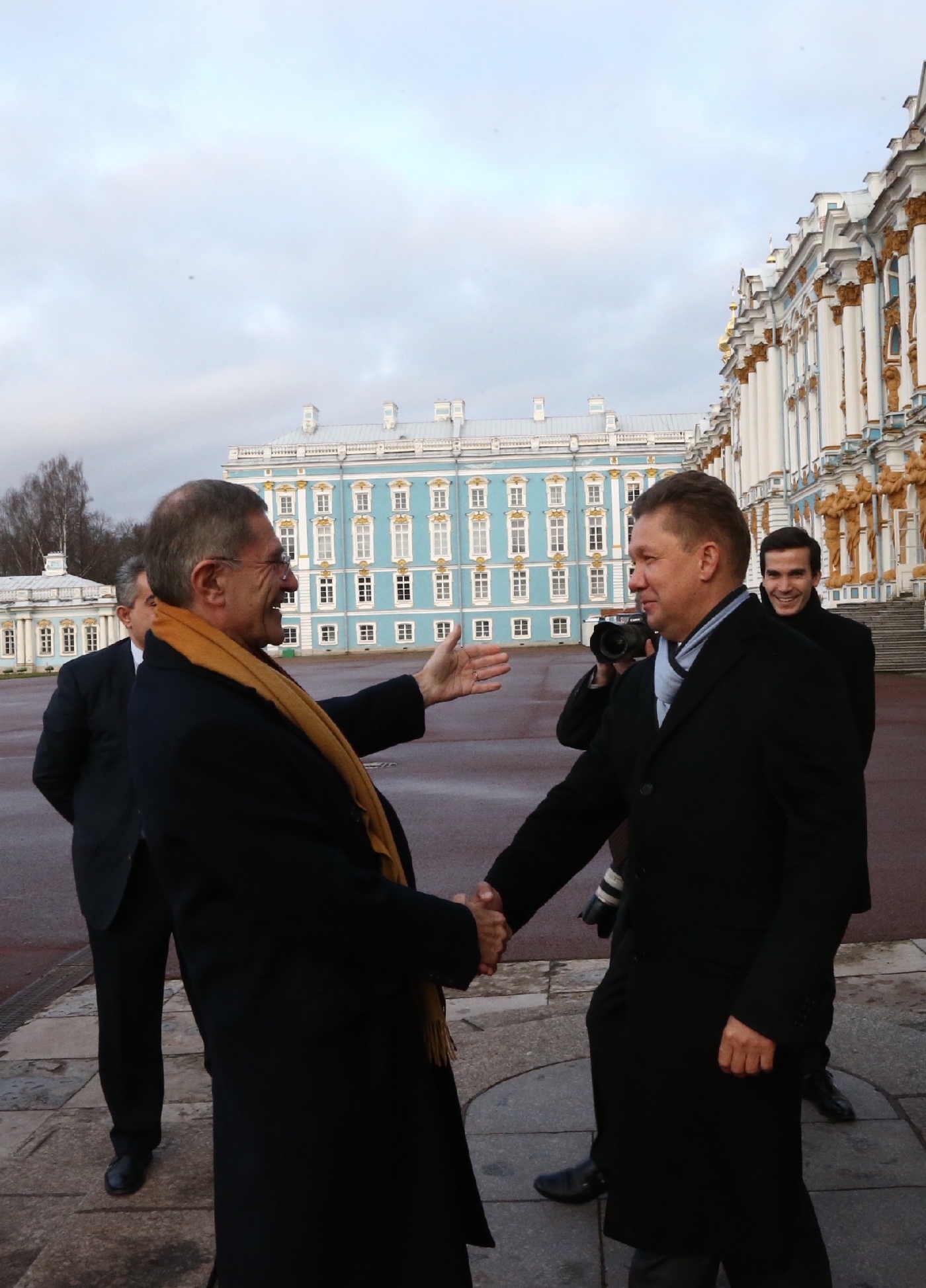 Der Vorsitzende und CEO des Konzerns ENGIE Gerard Mestrallet und Alexey Miller