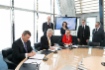 Andrey Kruglov, Régis Monfront, Deputy Chief Executive Officer der Credit Agricole CIB, und Erik Koebe, Präsident der Credit Agricole CIB AO (Russland), unterzeichneten eine Kreditvereinbarung zwischen Gazprom und der französischen Credit Agricole Corporate & Investment Bank (Credit Agricole CIB)
