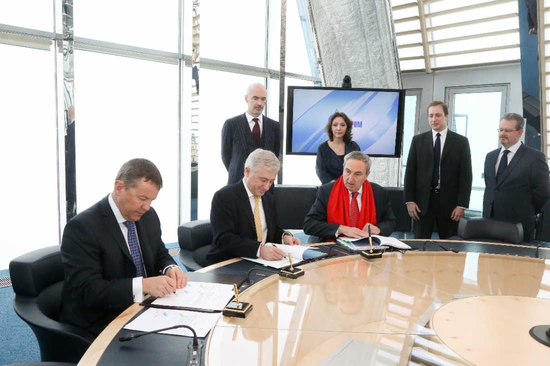 Andrey Kruglov, Régis Monfront, Deputy Chief Executive Officer der Credit Agricole CIB, und Erik Koebe, Präsident der Credit Agricole CIB AO (Russland), unterzeichneten eine Kreditvereinbarung zwischen Gazprom und der französischen Credit Agricole Corporate & Investment Bank (Credit Agricole CIB)