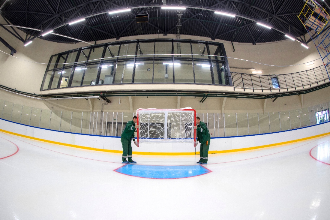 Eisfeld im Sport- und Gesundheitskomplex in Peterhof