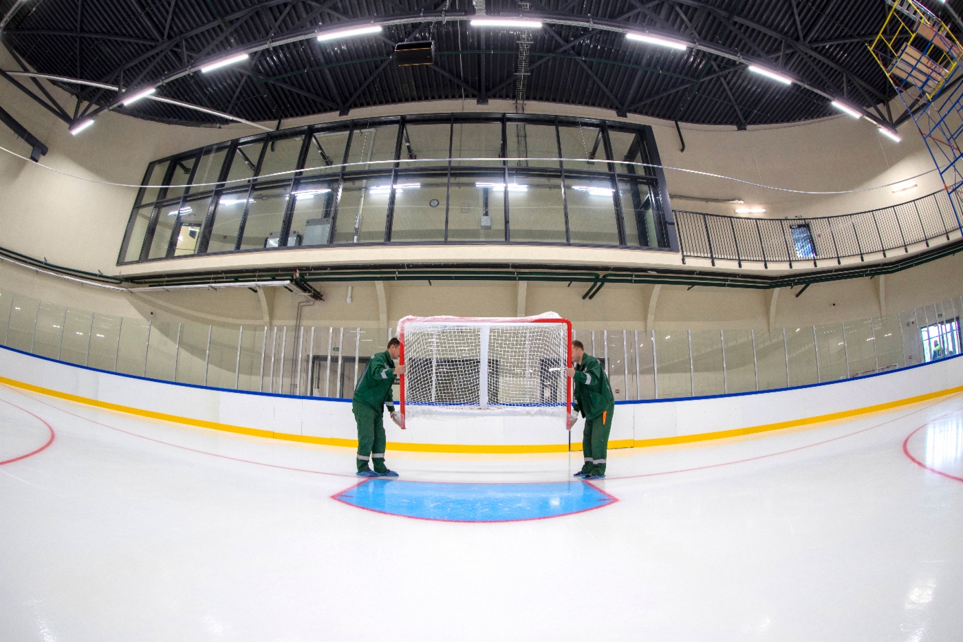Eisfeld im Sport- und Gesundheitskomplex in Peterhof