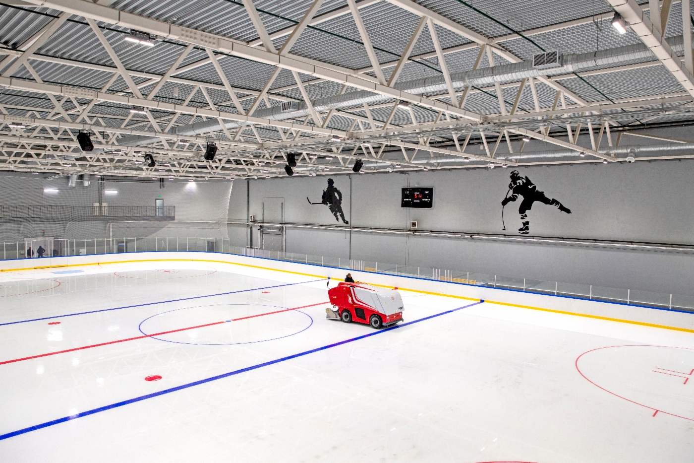 Aufbereitung des Eisfeldes im Sport- und Gesundheitskomplex in Metallostroi