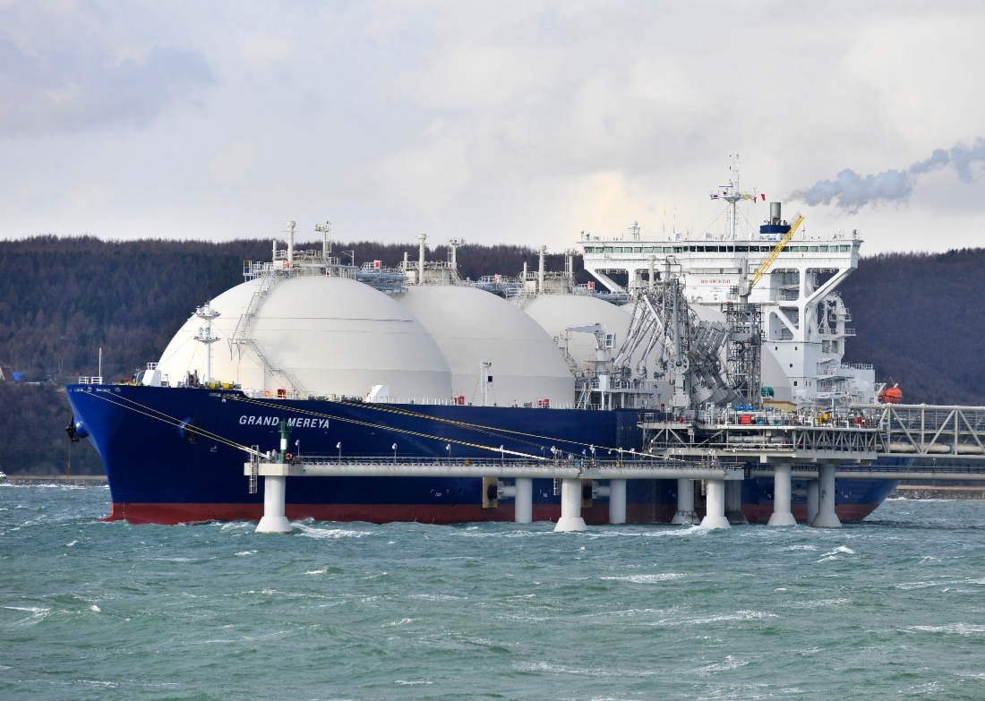 LNG-Tankschiff Grand Mereya am Anleger, Projekt Sachalin II