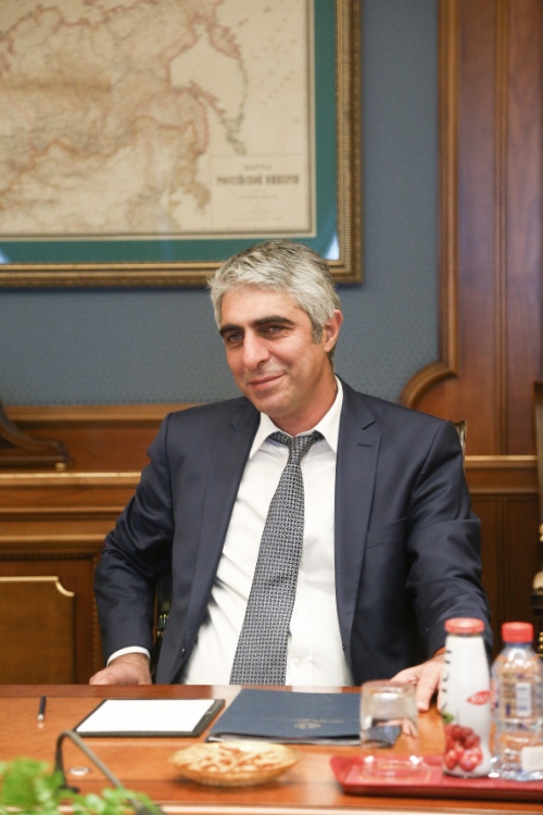 Giorgos Tsipras, Generalsekretär für internationale Wirtschaftsbeziehungen im griechischen Außenministerium, während des Arbeitstreffens mit Alexey Miller
