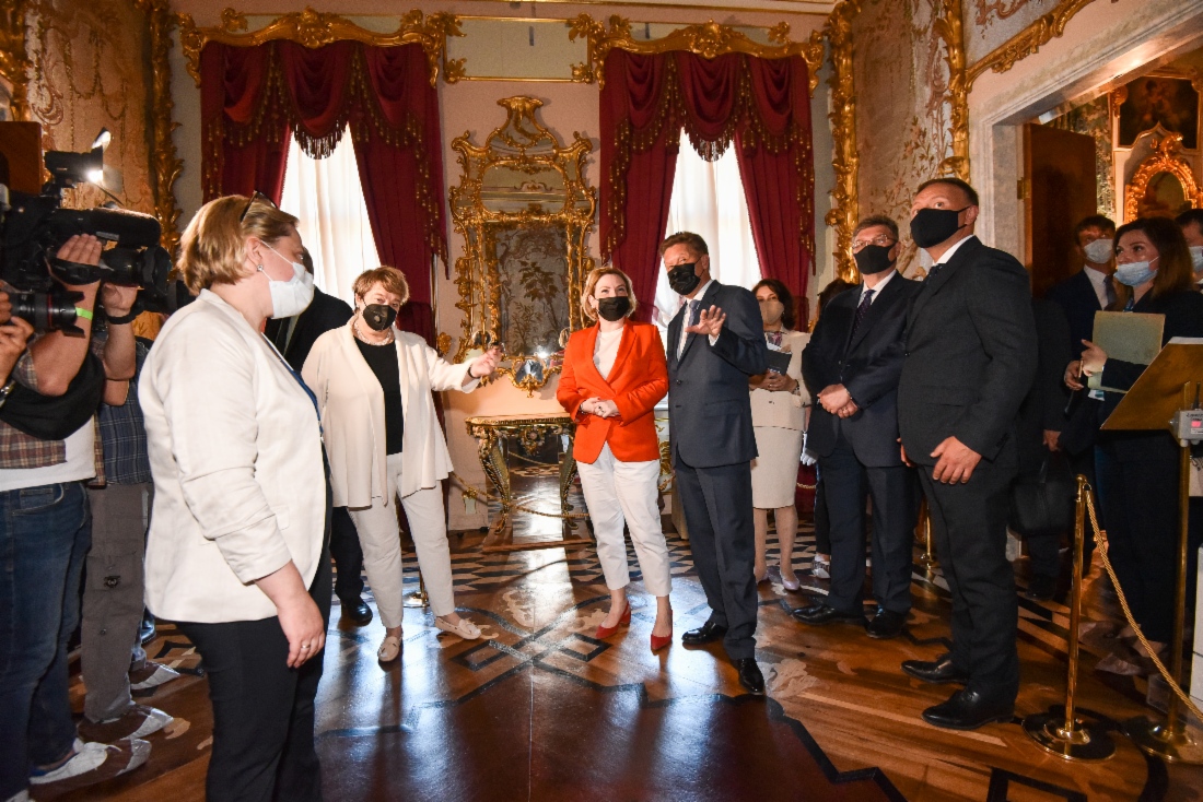 Zwei restaurierte Säle des Chinesischen Palastes wurden in Oranienbaum eröffnet: das Stuckgemach und das Kleine Chinesische Kabinett. An der feierlichen Zeremonie nahmen Olga Lyubimova, Kulturministerin der Russischen Föderation, und Alexey Miller teil