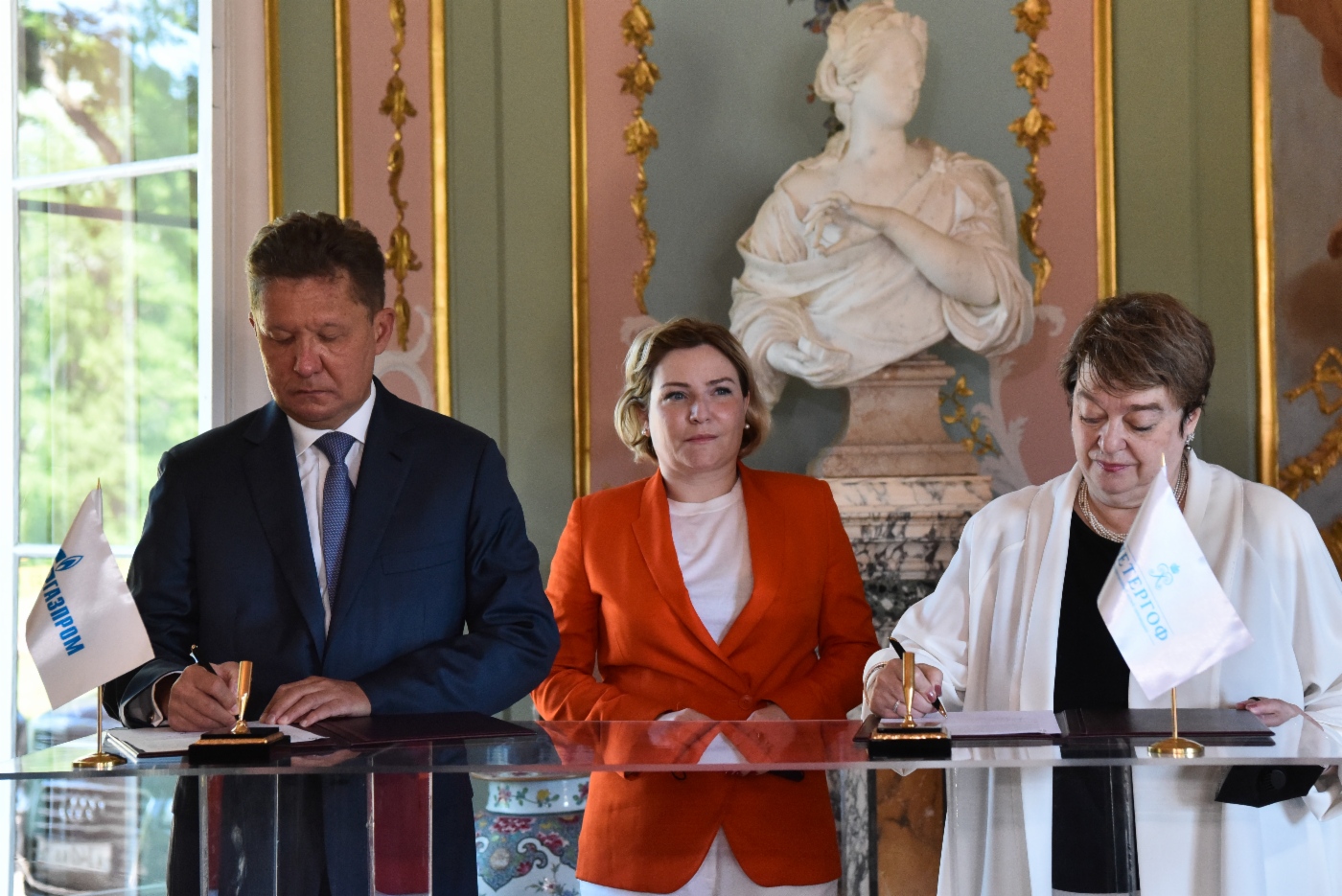 Alexey Miller und Elena Kalnitskaya unterzeichneten eine Kooperationsvereinbarung zur Bewahrung des Kulturguts und zur Entwicklung des Staatlichen Museumsreservats Peterhof (im Beisein von Olga Lyubimova)