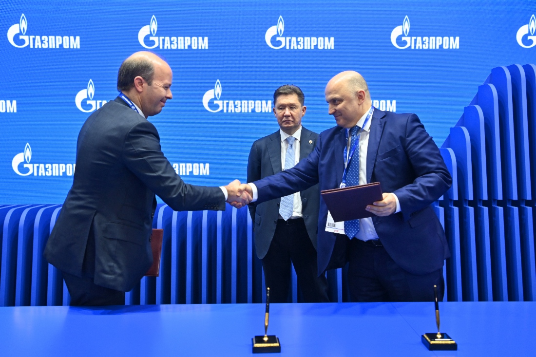 Stellvertretender Vorstandsvorsitzender
der Gazprombank, Alexander Stepanov,
und Oleg Aksyutin