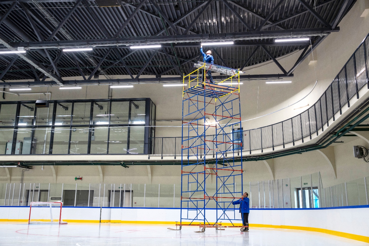 Eisfeld im Sport- und Gesundheitskomplex in Peterhof